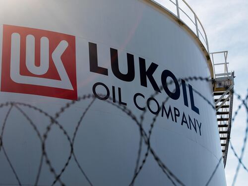 Lukoil, ok al salvataggio della raffineria. Meloni: "Tutelati 10mila posti di lavoro"
