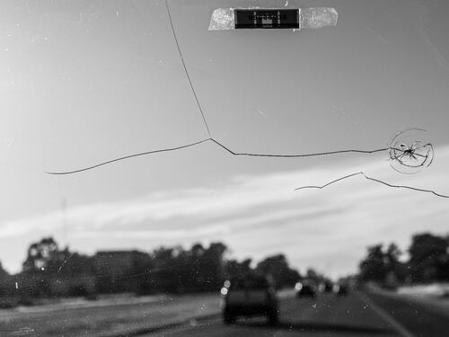 Auto, coi vetri filati o scheggiati rischi la stangata: sanzioni e sicurezza, cosa c'è da sapere