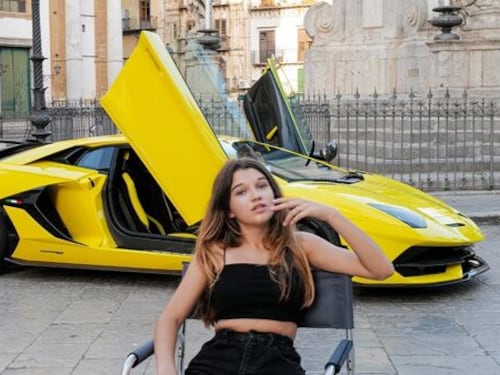 La supercar e le lolite della discordia. Il vero scandalo? Sono le foto brutte