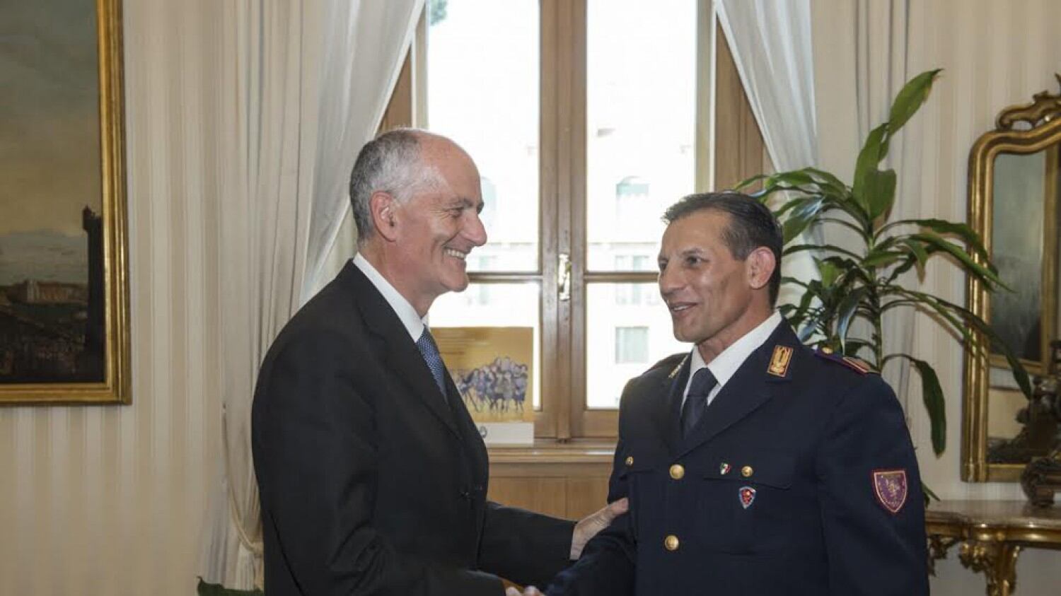 Un testimone scagiona poliziotto-eroe "Il ladro gli puntava la pistola"
