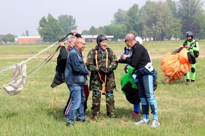 Il parà 96enne, Giuseppe Degrada, si lancia col paracadute 4