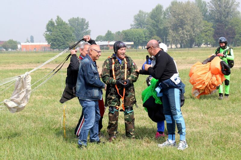 Il parà 96enne, Giuseppe Degrada, si lancia col paracadute 4