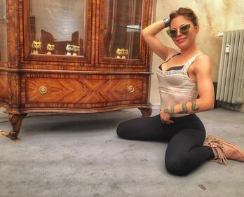 Naike Rivelli topless dal parrucchiere 23