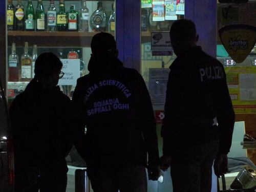 Armato ruba Gratta e Vinci in un bar a Milano, feriti il proprietario e la figlia