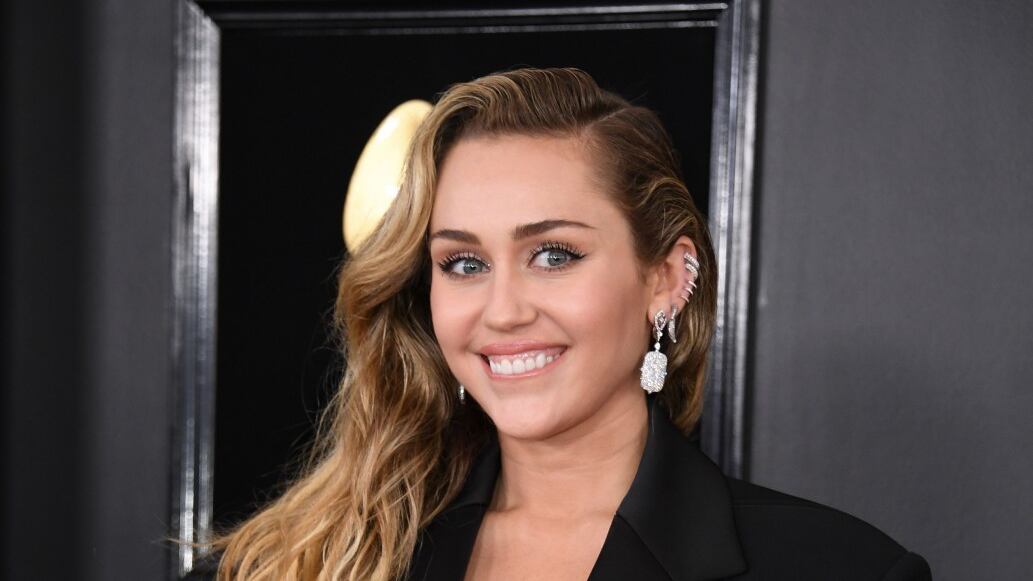 Miley Cyrus torna in sala di registrazione dopo il divorzio