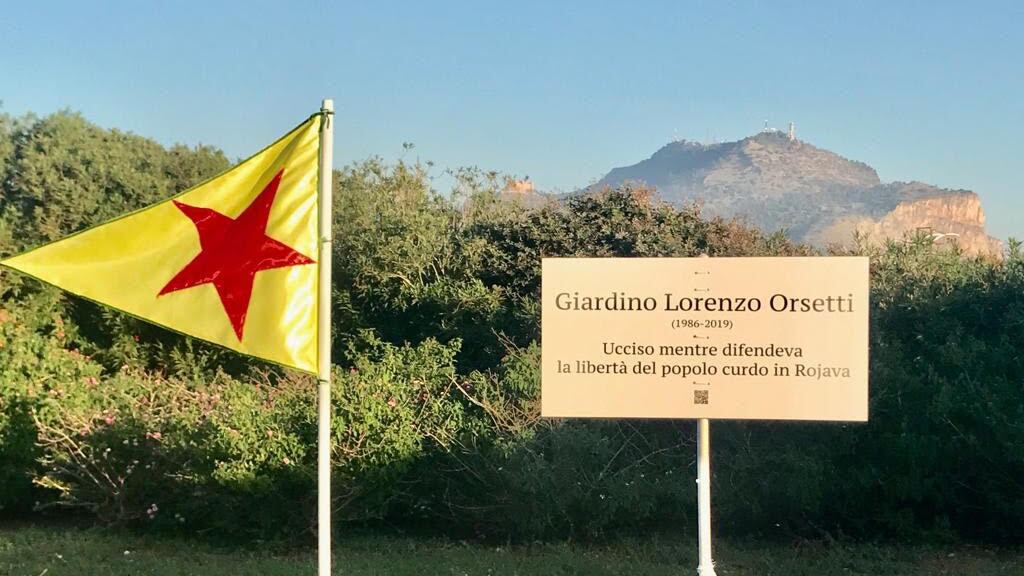 Al Foro Italico di Palermo appare una targa dedica a Lorenzo Orsetti
