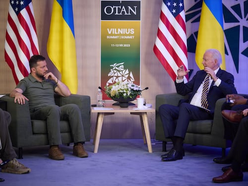 "Vladimir...". L'ennesima gaffe di Biden fa infuriare Zelensky