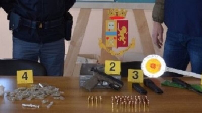 Armi e droga nell’ascensore: la scoperta a Torre Annunziata