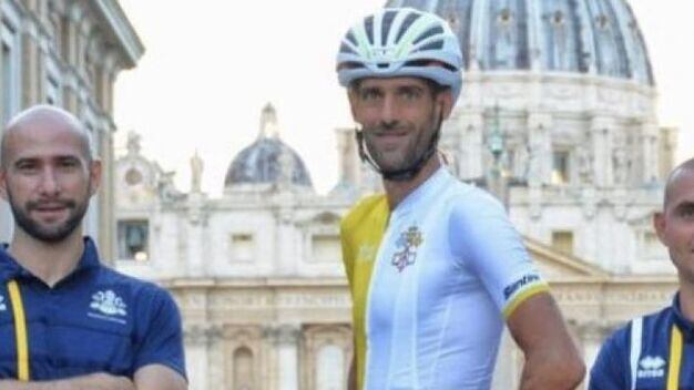 Un ciclista come Dio comanda. La squadra del Papa pedala in Australia