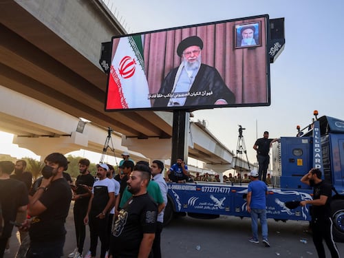 "Uccideremo Khamenei". E lui tratta la fuga a Mosca