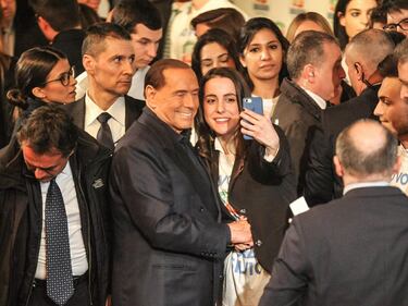 L'affetto che circonda Berlusconi a Milano 11