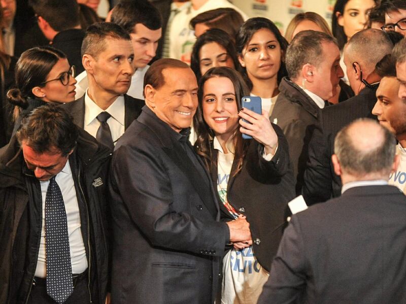 L'affetto che circonda Berlusconi a Milano 11