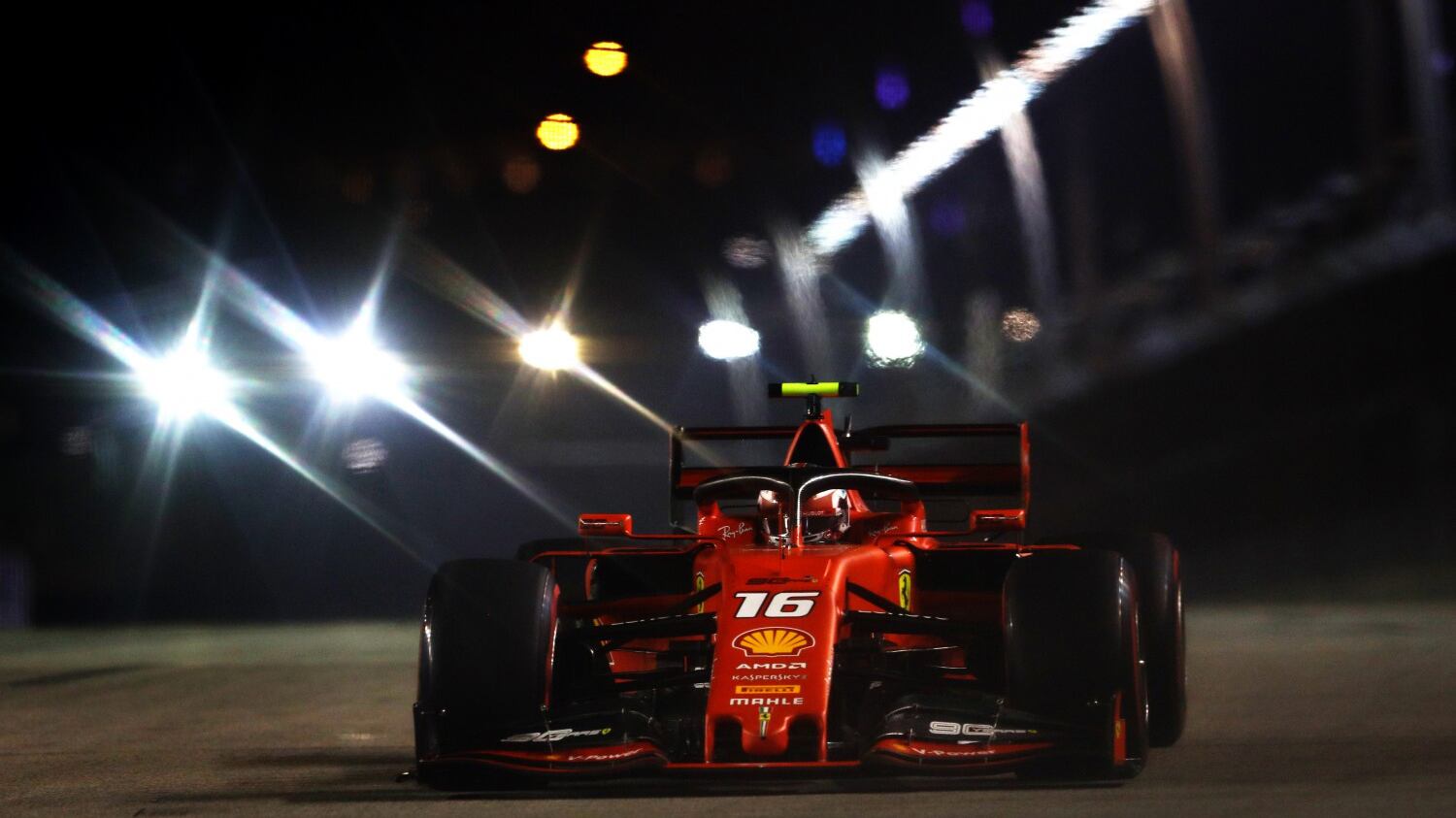 Formula Uno, Leclerc in pole position a Singapore. Terzo Vettel