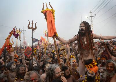 India: i devoti nelle foto dal fiume Gange  7