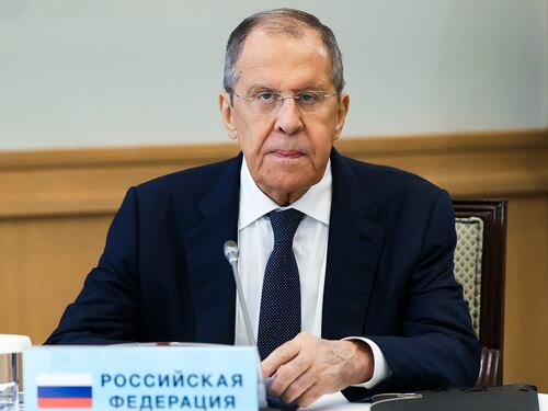 Lavrov torna sulla scena: "Pronto a vedere Rubio". Le allusioni sui territori e la minaccia sugli asset