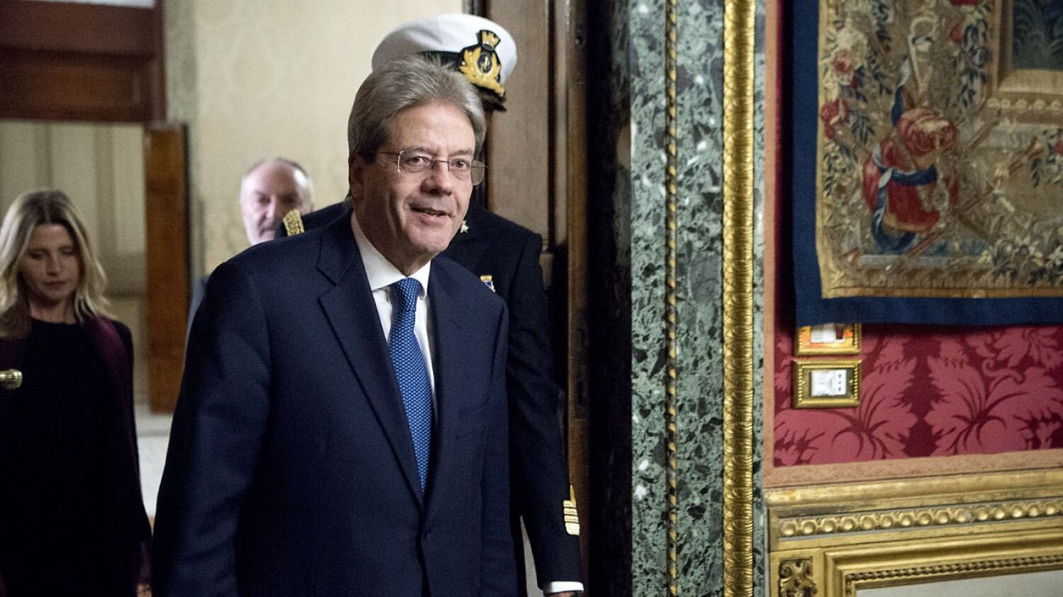 Gentiloni passa l'esame Ue con l'appoggio di Berlusconi