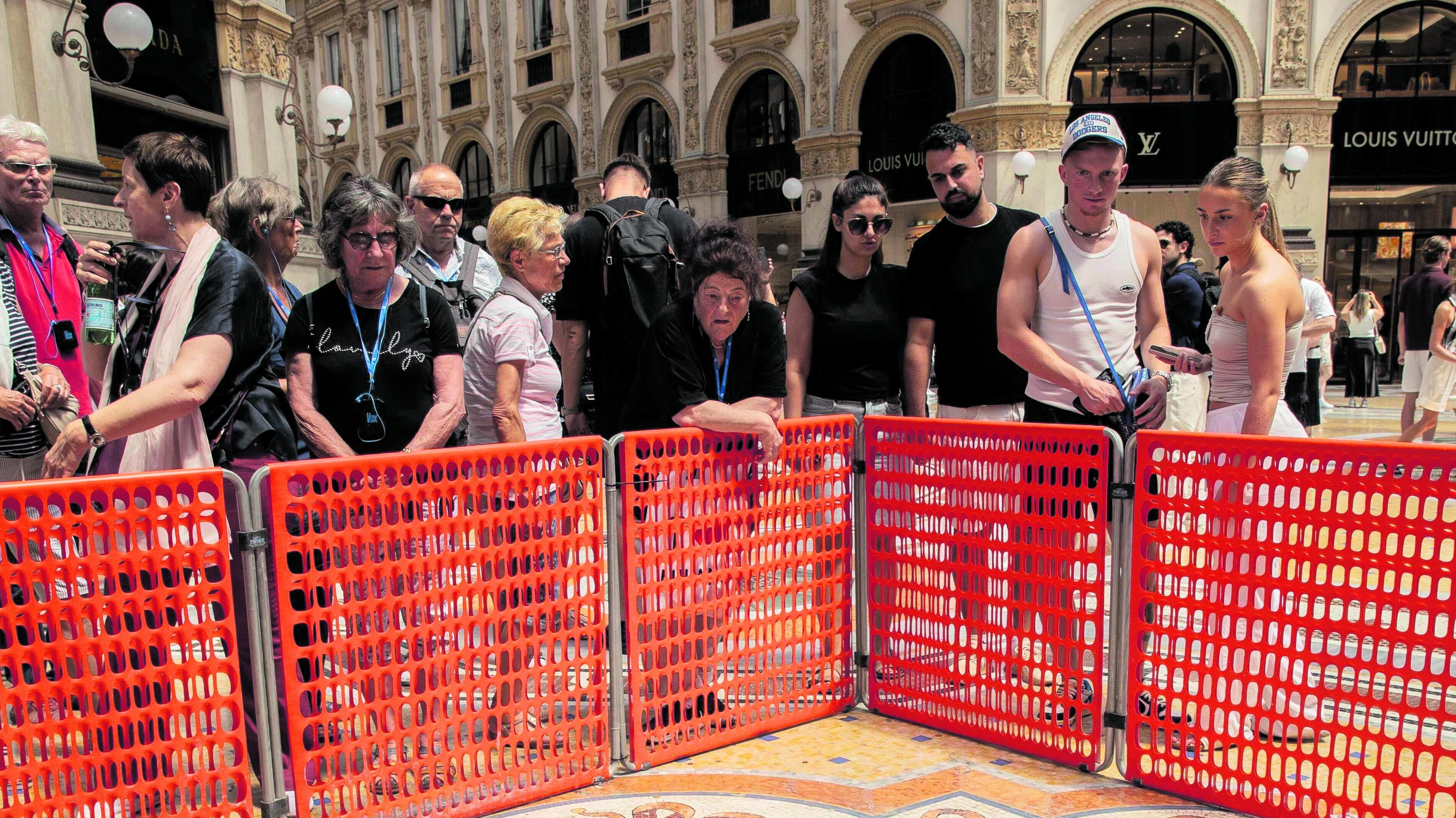 Ora al toro senza più testicoli i turisti lanciano le monetine