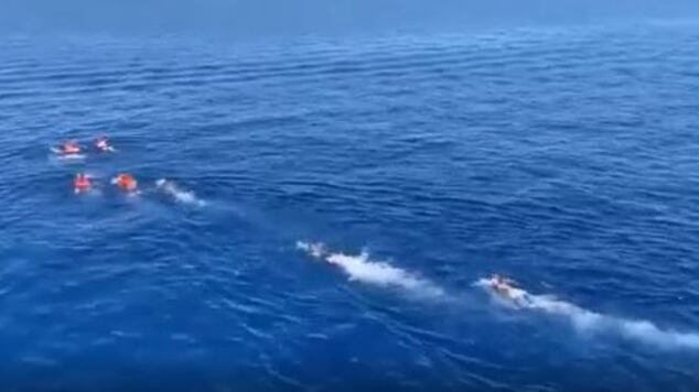 Open Arms, blitz dei migranti A nuoto verso Lampedusa
