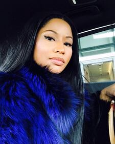 Nicky Minaj sexy con un abito di serpenti 8
