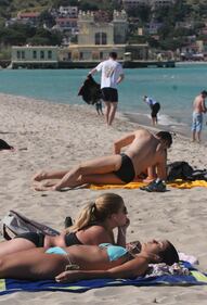 Voglia di mare: a Ostia si torna già in spiaggia 3