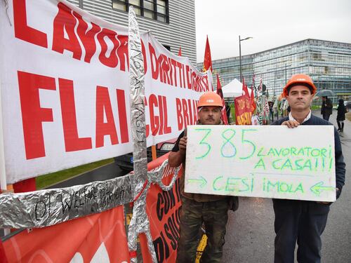 Renzi a Vimercate. Contestazioni operai Fiom
