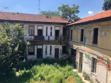 Degrado nella cascina abbandonata di via De Lemene a Milano 5