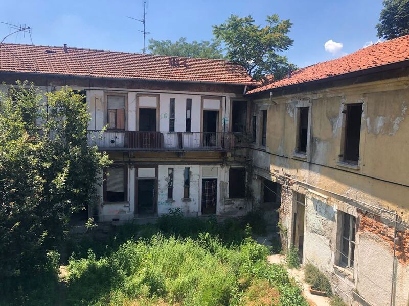 Degrado nella cascina abbandonata di via De Lemene a Milano 5