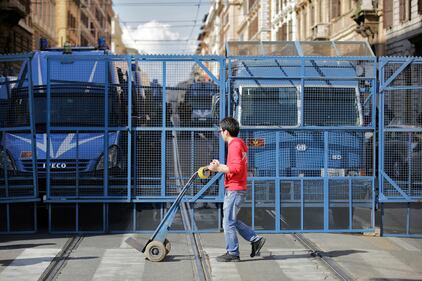 Roma blindata, la polizia usa le gabbie 7