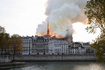 Parigi, la cattedrale di Notre Dame in fiamme 5