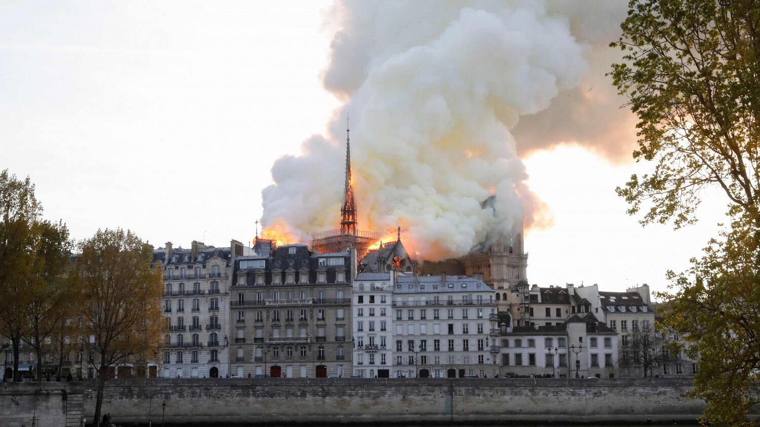 Notre-Dame ora brucia ma era a pezzi da tempo abbandonata dallo Stato