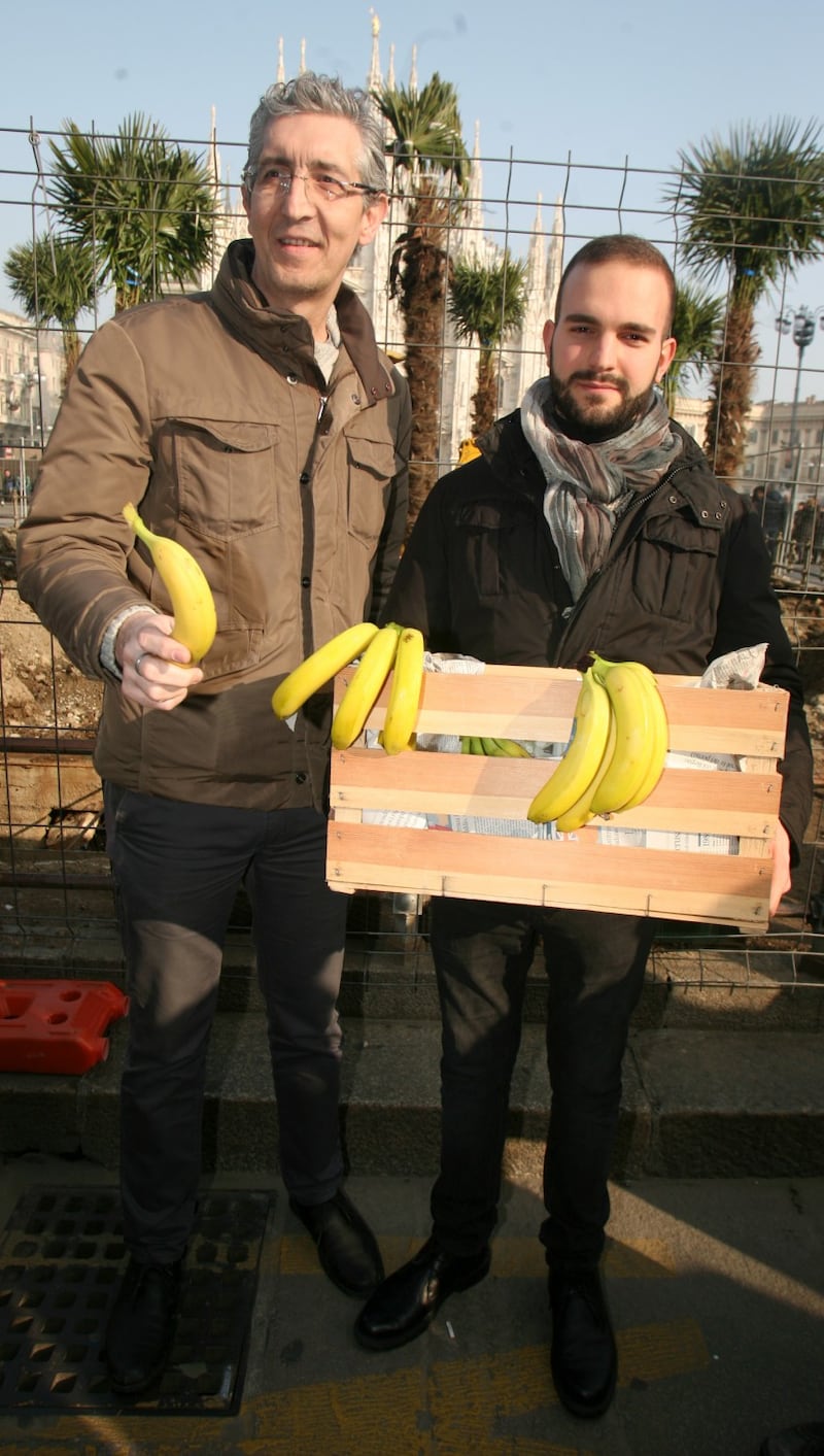 Piazza Duomo, la Lega distribuisce le banane 7