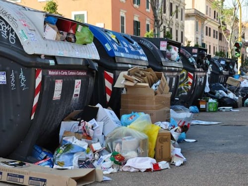 Roma sommersa dai rifiuti, cumuli anche ai Parioli