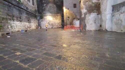 Napoli, sangue tra rifiuti e siringhe a Porta Capuana 8