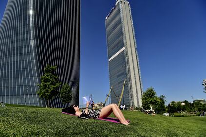 Temperature bollenti a Milano. Si prende il sole ai giardini di Citylife 2
