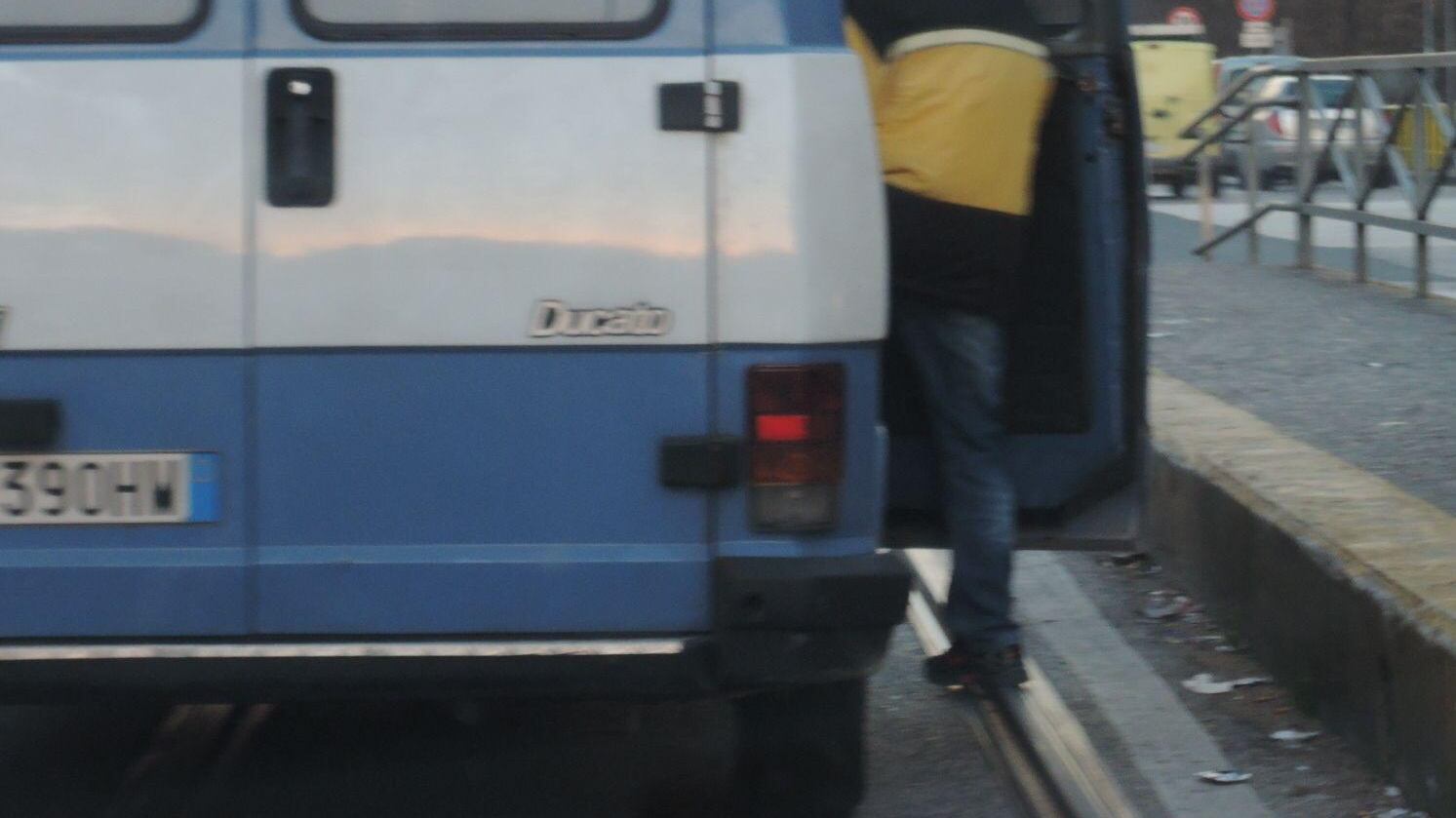 A Napoli trionfa il "nero" anche i bus sono abusivi