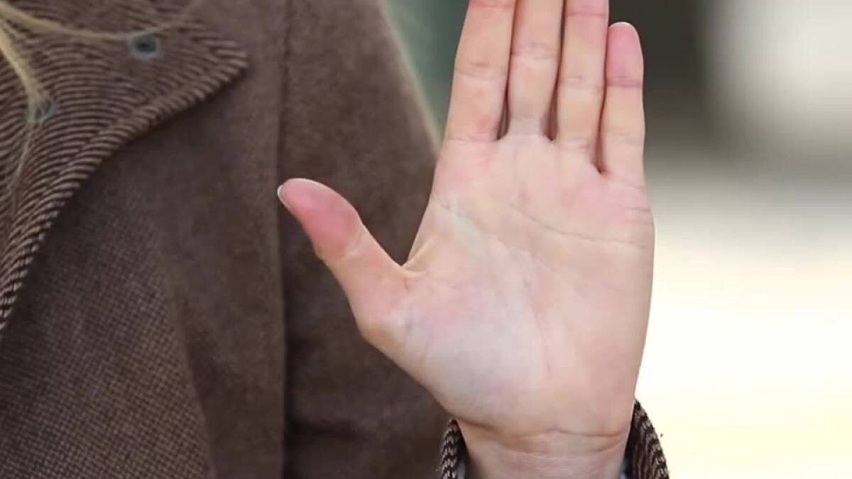 Il padre la maltratta, lei si salva facendo con la mano il "signal for help"