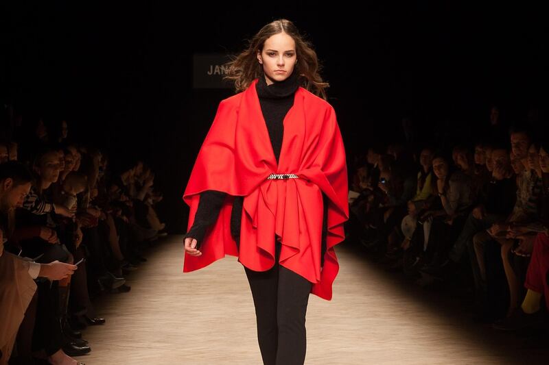modella in rosso