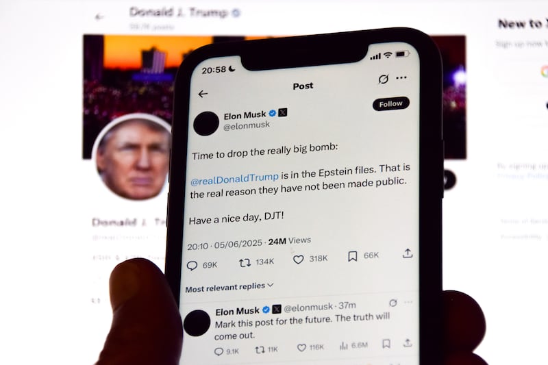 Un tweet di Elon Musk in cui annuncia che nei fantomatici Epstein Files c'è anche il nome di Donald Trump