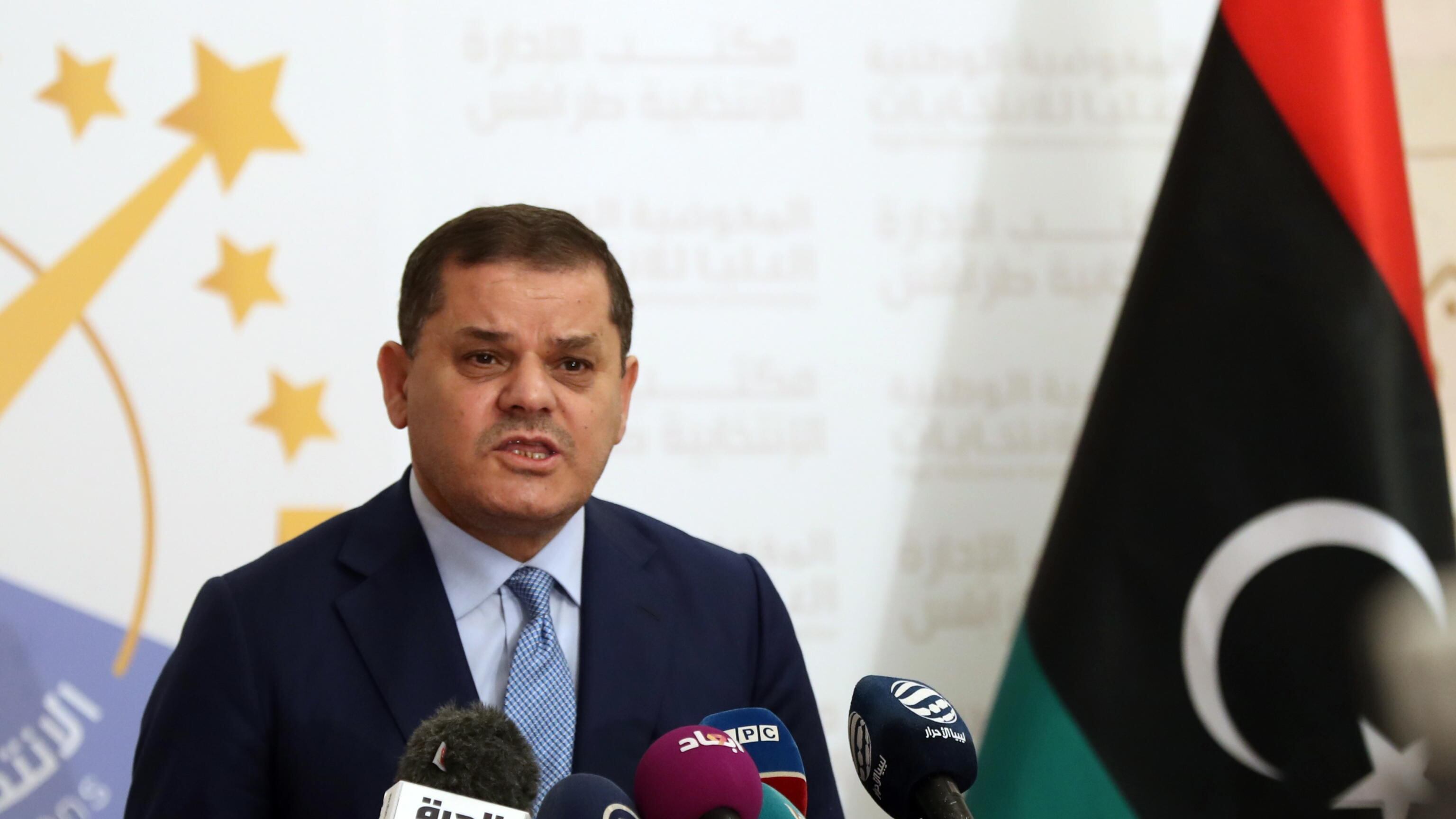 Libia, assalto al potere. E il premier Dbeibah: "Dimissioni e poi si voti"