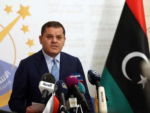 Libia, assalto al potere. E il premier Dbeibah: "Dimissioni e poi si voti"