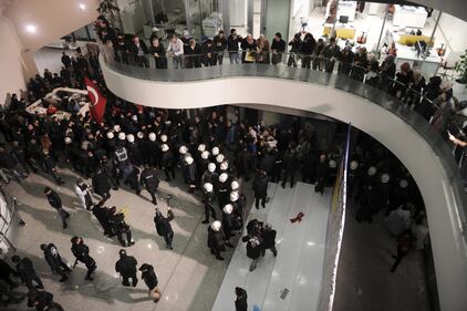 Turchia, scontri dopo il sequestro del quotidiano 4