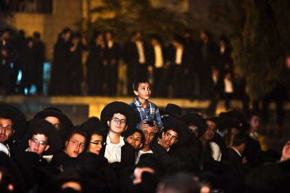 Israele, 800mila al funerale del rabbino ultra-ortodosso 3