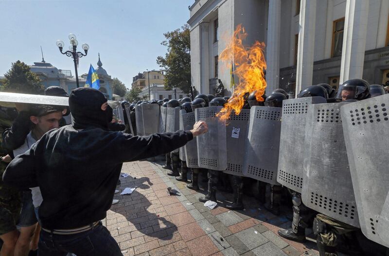Gli scontri davanti al Parlamento di Kiev 9