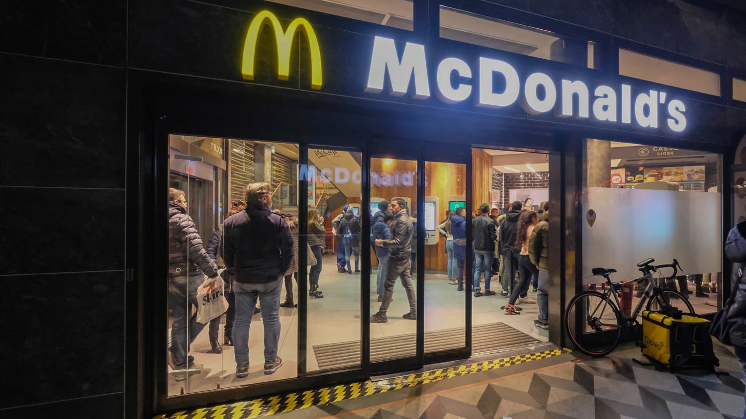 McDonald's, era un cliente l'uomo ferito dai magrebini