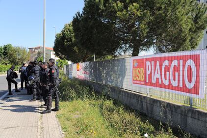 Antagonisti contro la polizia a Pisa 4