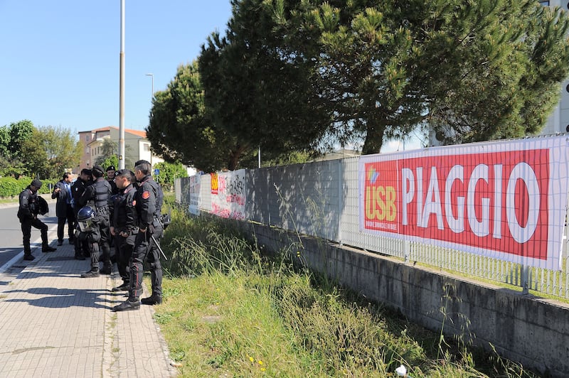 Antagonisti contro la polizia a Pisa 4