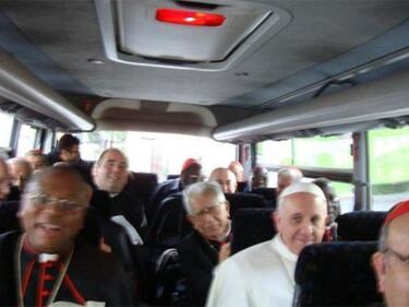 Il Papa sul pulmino coi cardinali 2