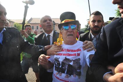 All'arrivo di Berlusconi parte la contestazione 1