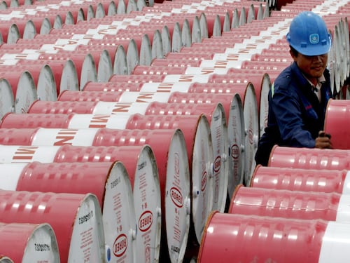 Si infiamma il petrolio, barile a quota 95