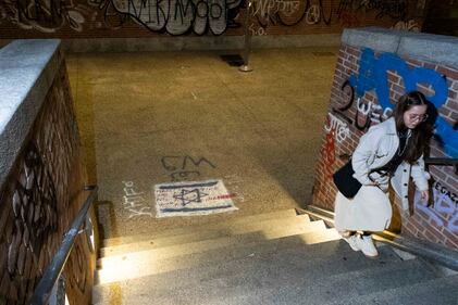 Graffiti e svastiche contro Israele: esplode l’odio antisemita a Milano 4